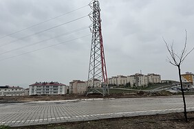 Direk yolun ortasından kaldırıldı