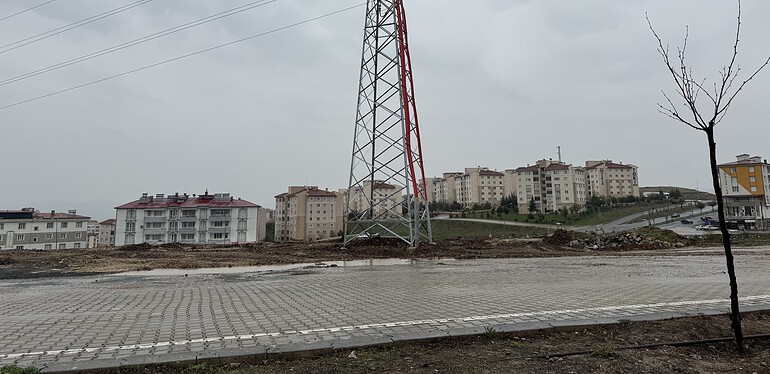 Direk yolun ortasından kaldırıldı