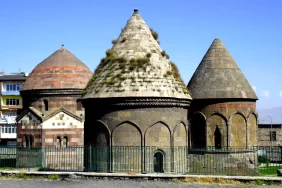 Üç Kümbetler